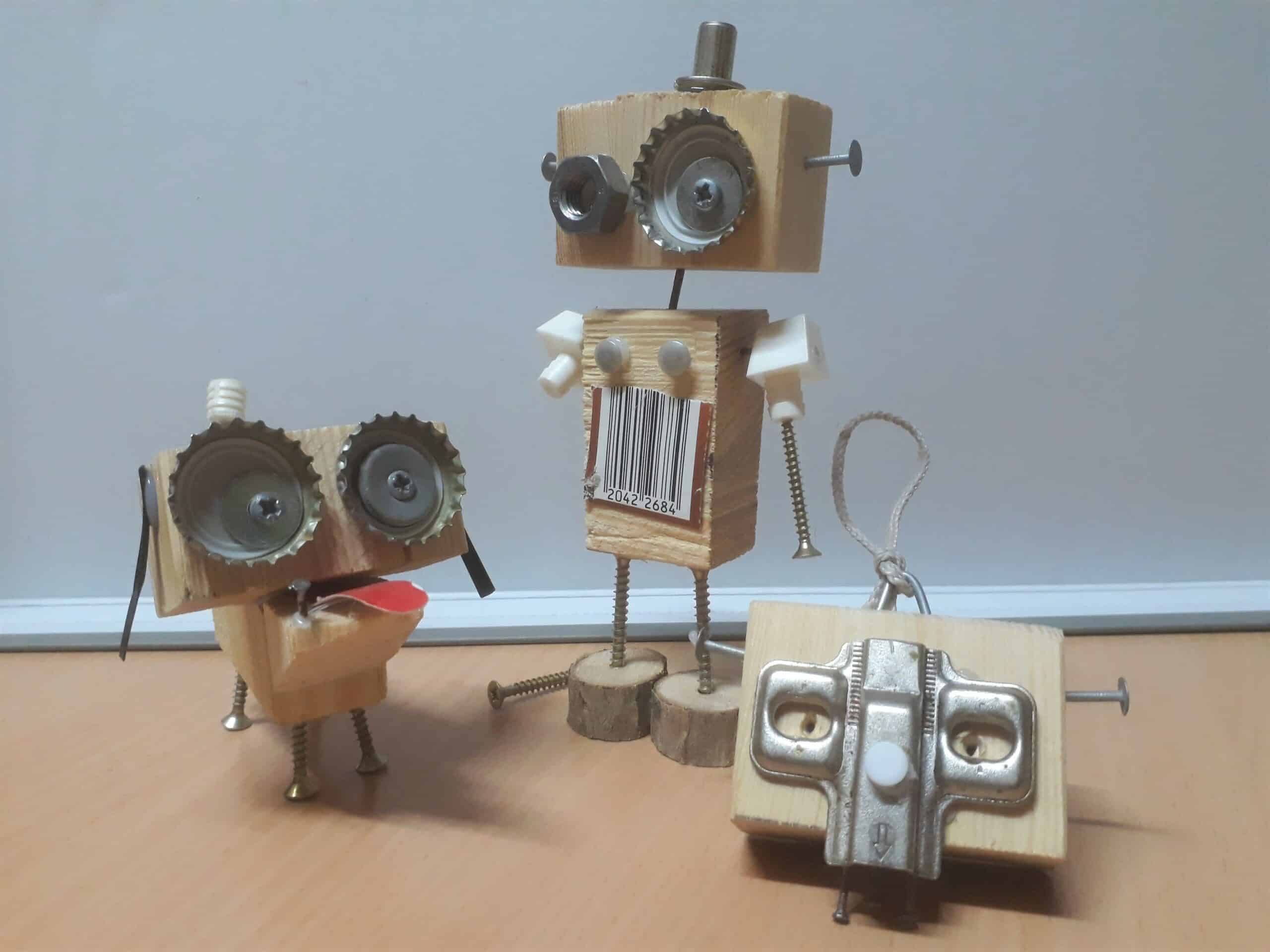 Roboter Mensch, Hund und Totenkopf aus Holzreste